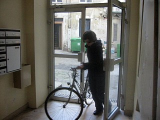 Sabine prend son vélo