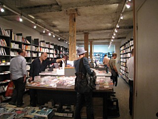 L'intérieur de la librairie