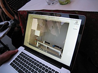 Edouard me montre des photos de son futur appartement