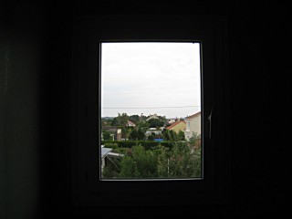 Je regarde par la fenêtre