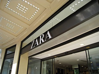 Nous allons chez Zara trouver des chemises pour Jean