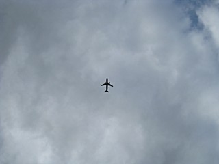Un avion passe au dessus de nous