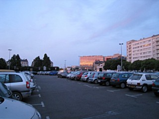Nous nous garons dans un parking du centre-ville de Nantes