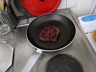 Je fais cuire de la viande