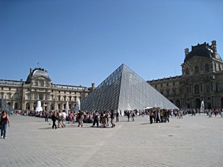 Nous passons devant la pyramide du Louvre