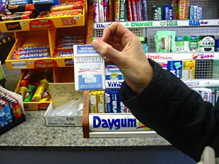 Anne-Marie s'achète des chewing-gums