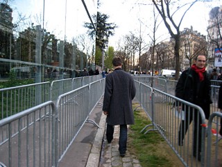 Nous marchons vers l'entrée de la Fondation Cartier