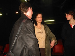Anne-Marie discute avec Damien et Nathalie