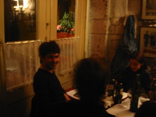 Nous retrouvons Nicholas dans un restaurant en bas de chez Elein