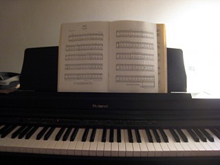 Je joue un peu de piano