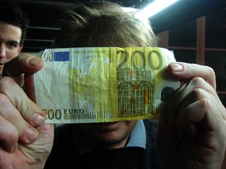 Dominique me montre un billet de 200 euros. C'est la première fois que j'en vois un