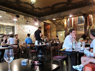 L'intérieur du Delaville café