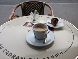 Je vais boire un café en terrasse