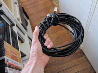 Je passe chez moi prendre un cable réseau