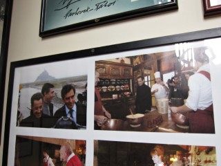 Les murs sont tapissés de photos représentant les célébrités venues manger ici