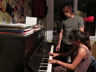 Estée joue du piano