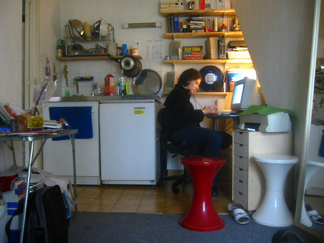 Sabine devant son ordinateur