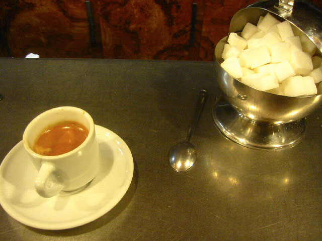 Nous prenons un café dans un bar