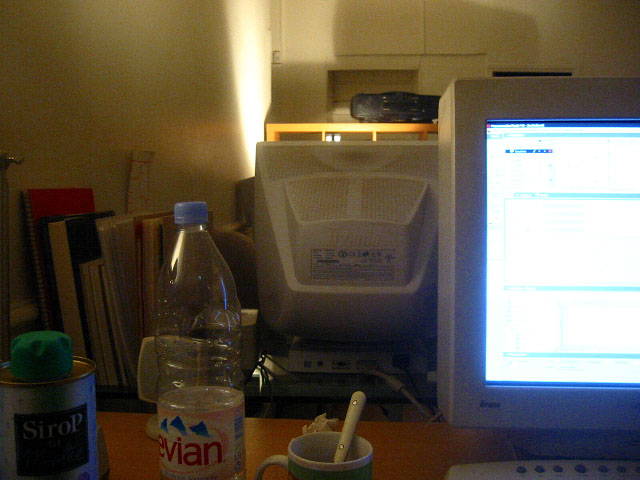Je passe la soirée au bureau à travailler