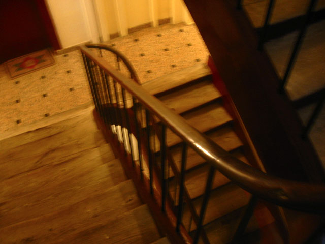 Nous descendons les escaliers