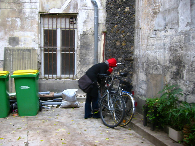 Sabine attache nos vélos