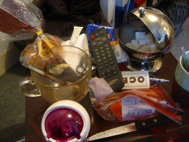 La table basse est encombrée