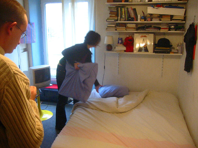 Sabine fait du rangement pour la photo