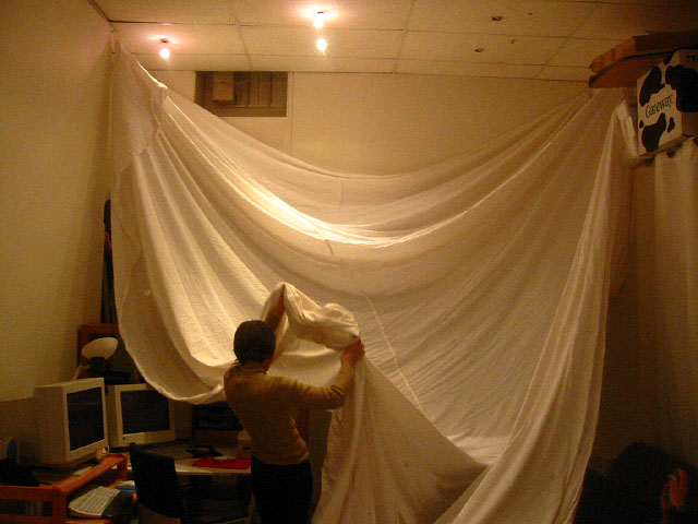 Nous essayons d'installer une immense toile pour masquer le plafond