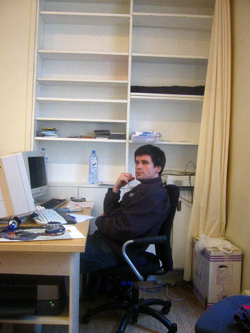 Je vais au bureau. Joffrey est là
