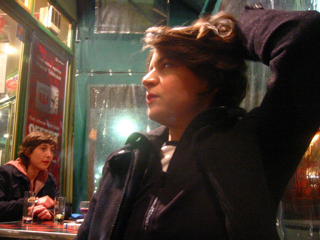 Nous allons dans un bar. Sabine nous rejoint