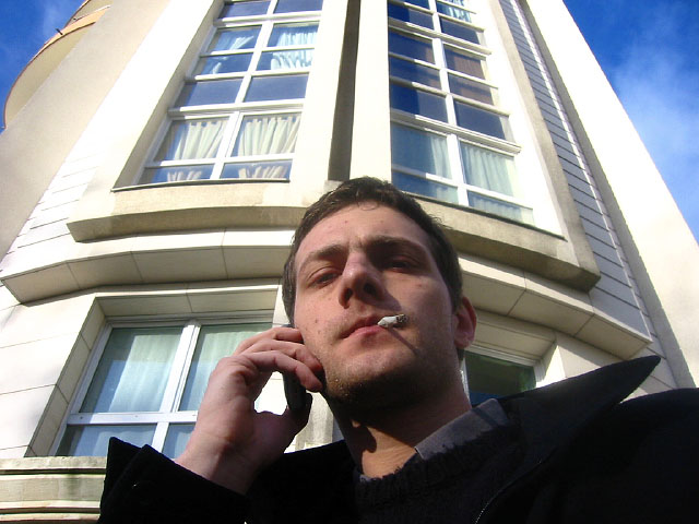 J'attends Thibaut. Nous avons rendez-vous dans une agence qui cherche des freelance
