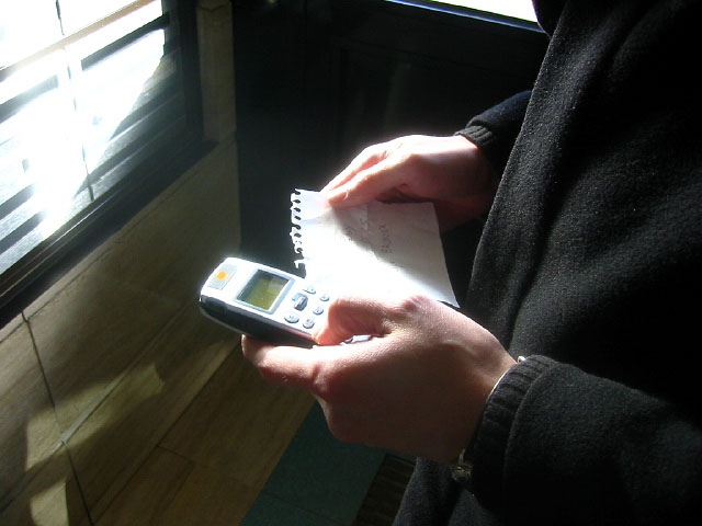 Thibaut arrive et leur téléphone
