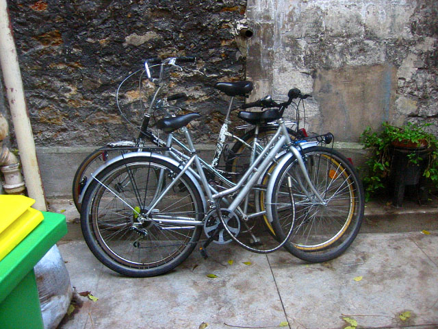 Je prends mon vélo. Sabine descend me rejoindre