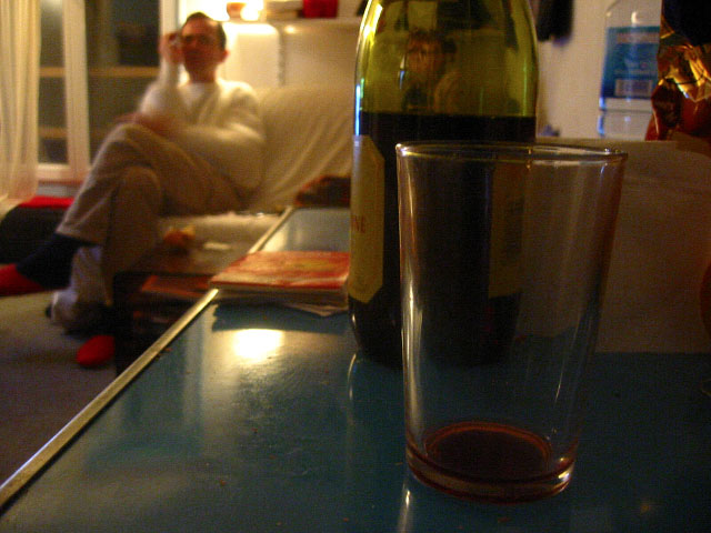Ses parents sont là. Je bois du vin