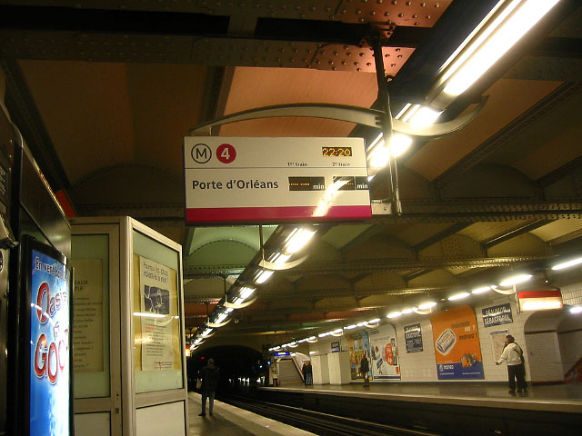 Fin de journée. Je prends le métro
