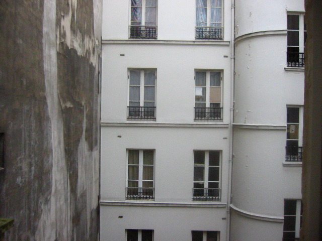Je rejoint Sabine et ses parents qui visitent un nouvel appartement
