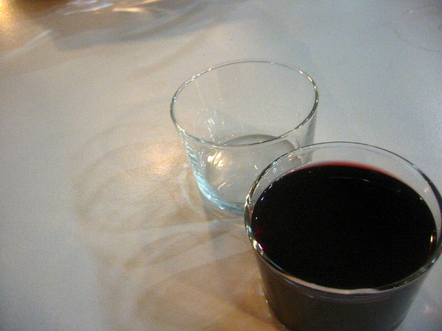 Nous nous installons pour boire un verre