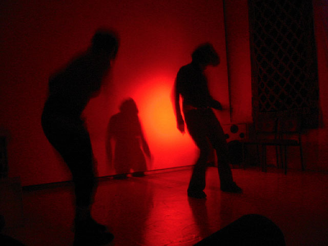 Les filles vont danser dans le sous-sol