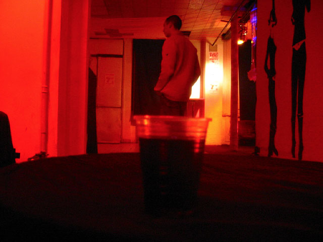 Nous attendons en buvant un verre