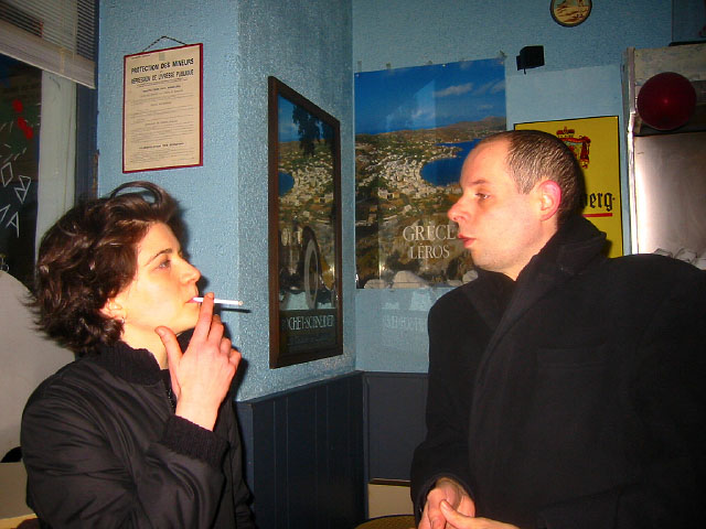 Je retrouve Sabine et Éric dans le bar face à la galerie Éof