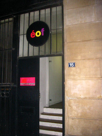 Nous entrons dans la galerie