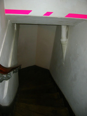 Nous descendons les escaliers
