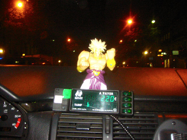 Nous prenons un taxi pour rentrer chez Sabine