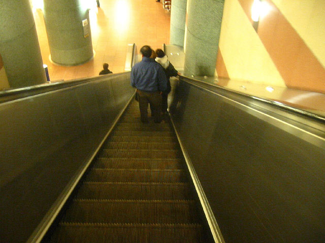 Je prends le métro pour me rendre au bureau