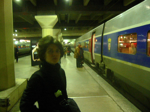 Sabine m'accompagne jusqu'à ma voiture