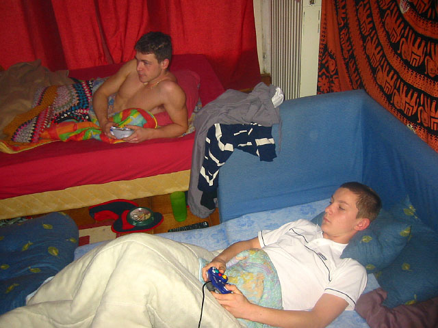 Jérémy et Jean jouent à la console