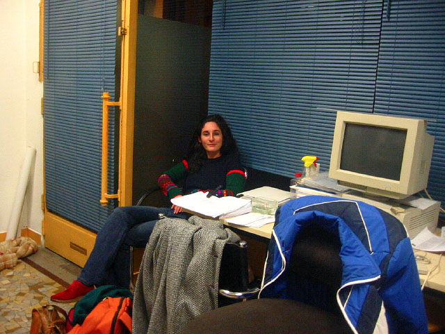 Nous repassons au bureau. Julie passe m'y prendre
