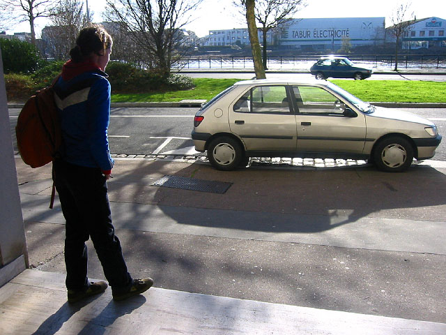 Je retrouve E B. Nous attensons ses parents qui vont venir nous prendre en voiture