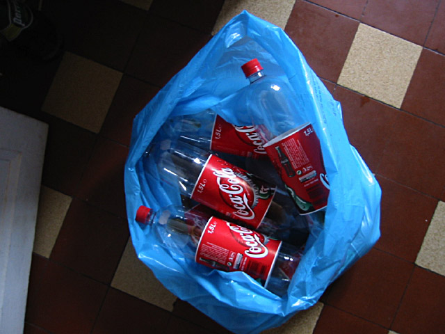 Je jette mes bouteilles de coca vides