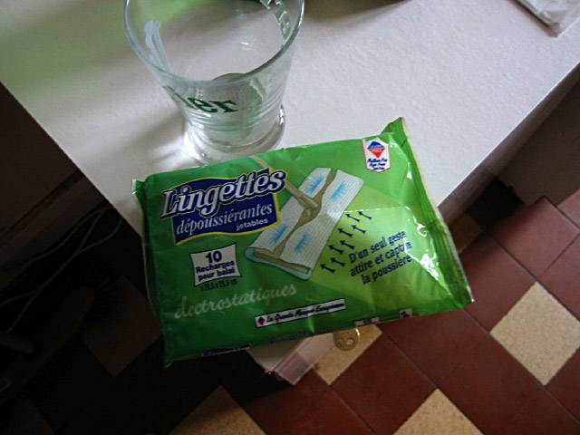 Je sors mes lingettes dépoussiérantes